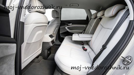 Второй ряд сидений Audi E-Tron